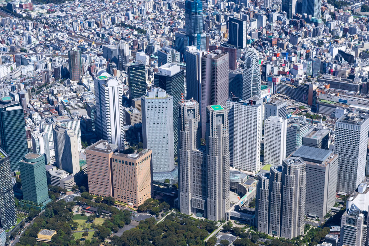 新宿都庁と高層ビル街