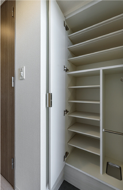 フットウェアボックス